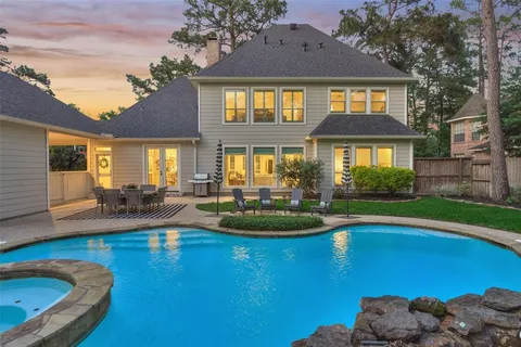 $1,050,000 | 19 Highland Circle, The Woodlands, TX 77381