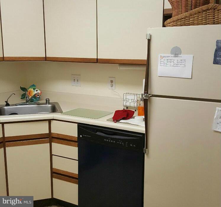 5712 Roland Avenue, Unit 2G Baltimore, MD 21210 - Photo 7 of 10 Kitchen