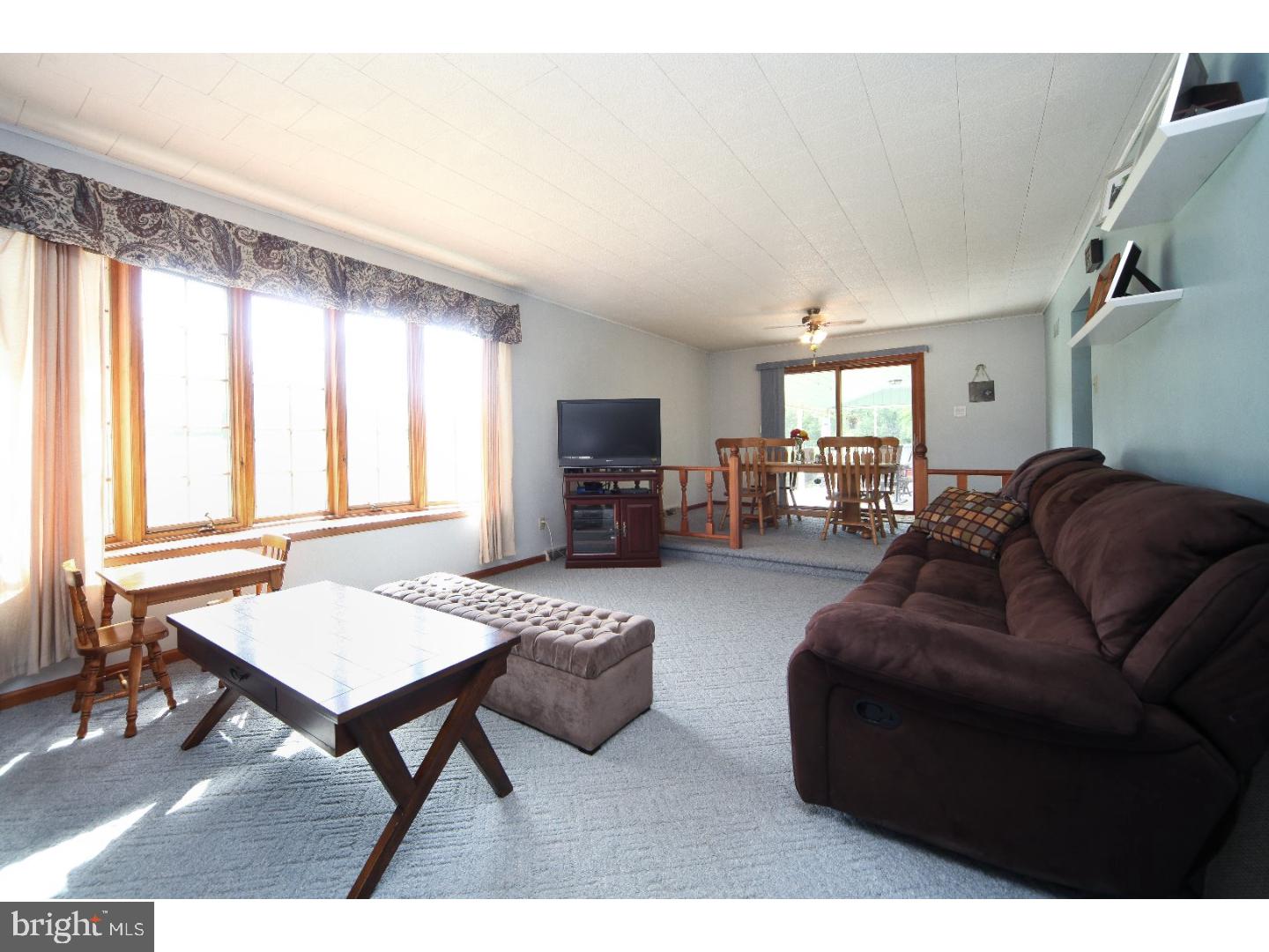 1400 Hendricks Road Pennsburg, PA 18073 - Photo 8 of 25 Living Room