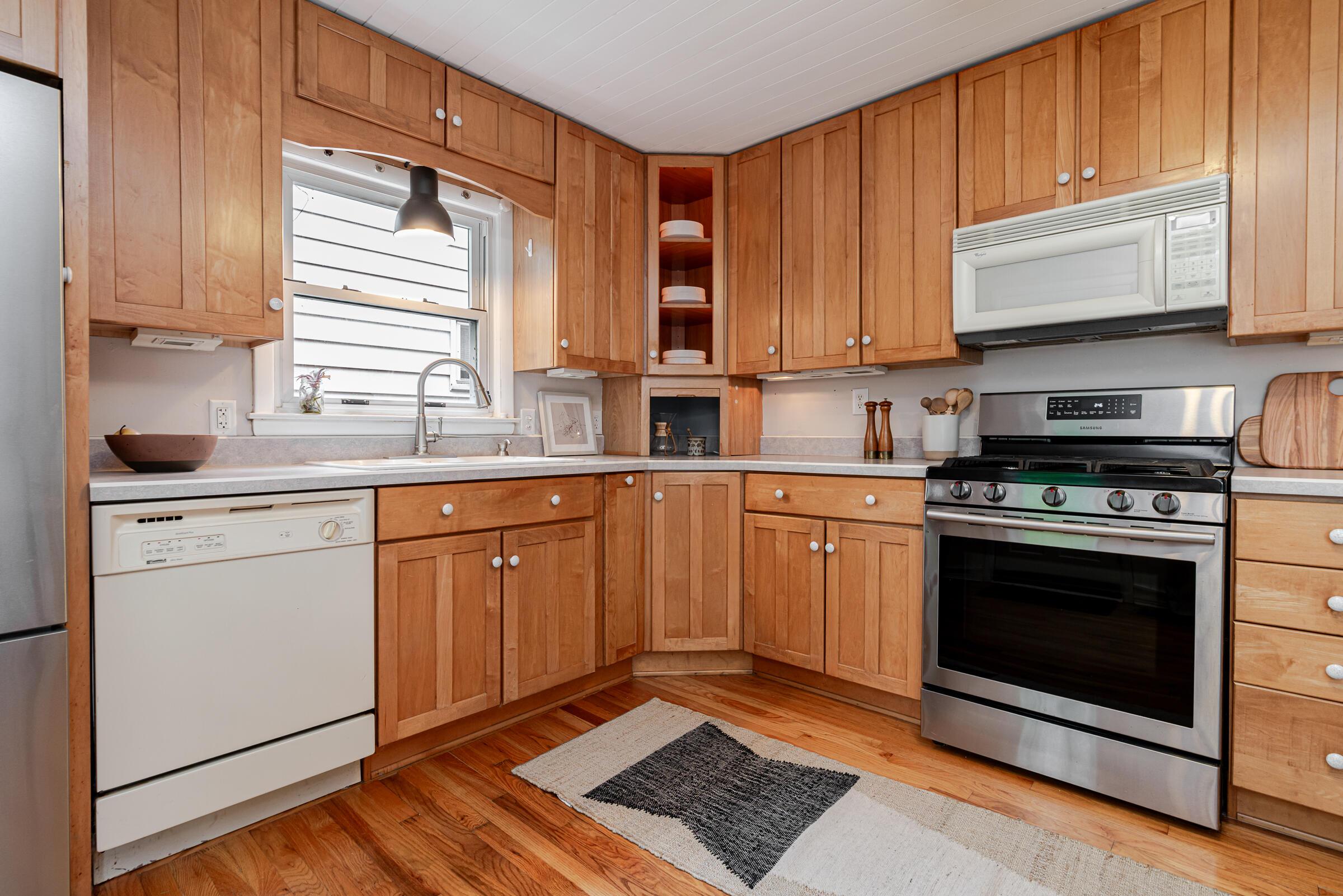 98 North Chesterfield Road Columbus, OH 43209 - Photo 17 of 36 Gas range