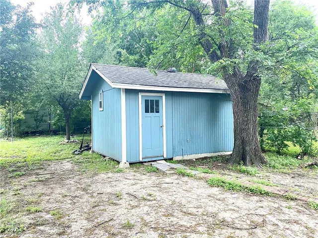 a view of a backyard