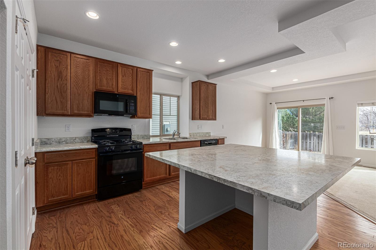 10536 Racine Way Commerce City, CO 80022 - Photo 3 of 20