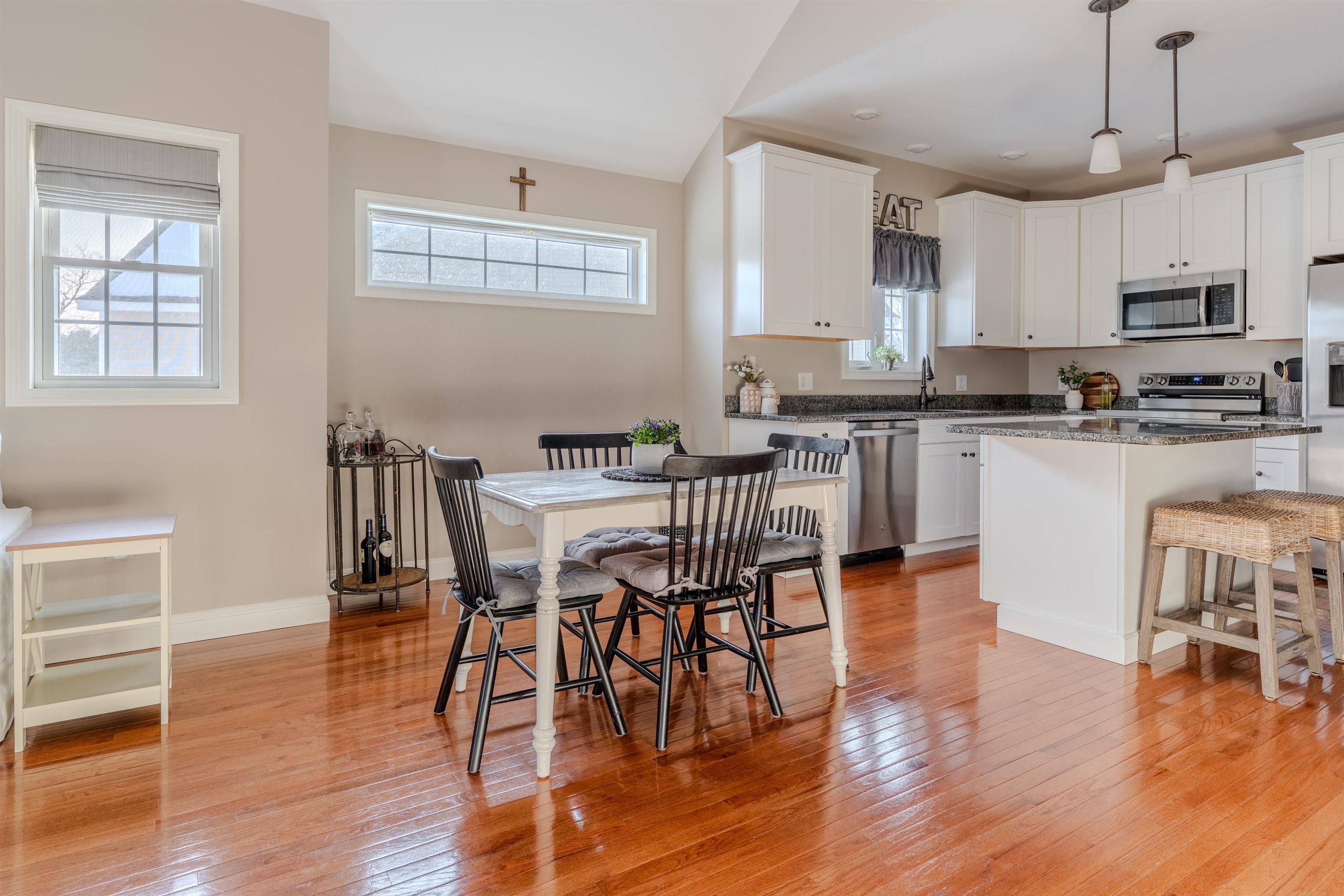 4 Crown Point Circle Merrimack, NH 03054 - Photo 11 of 59