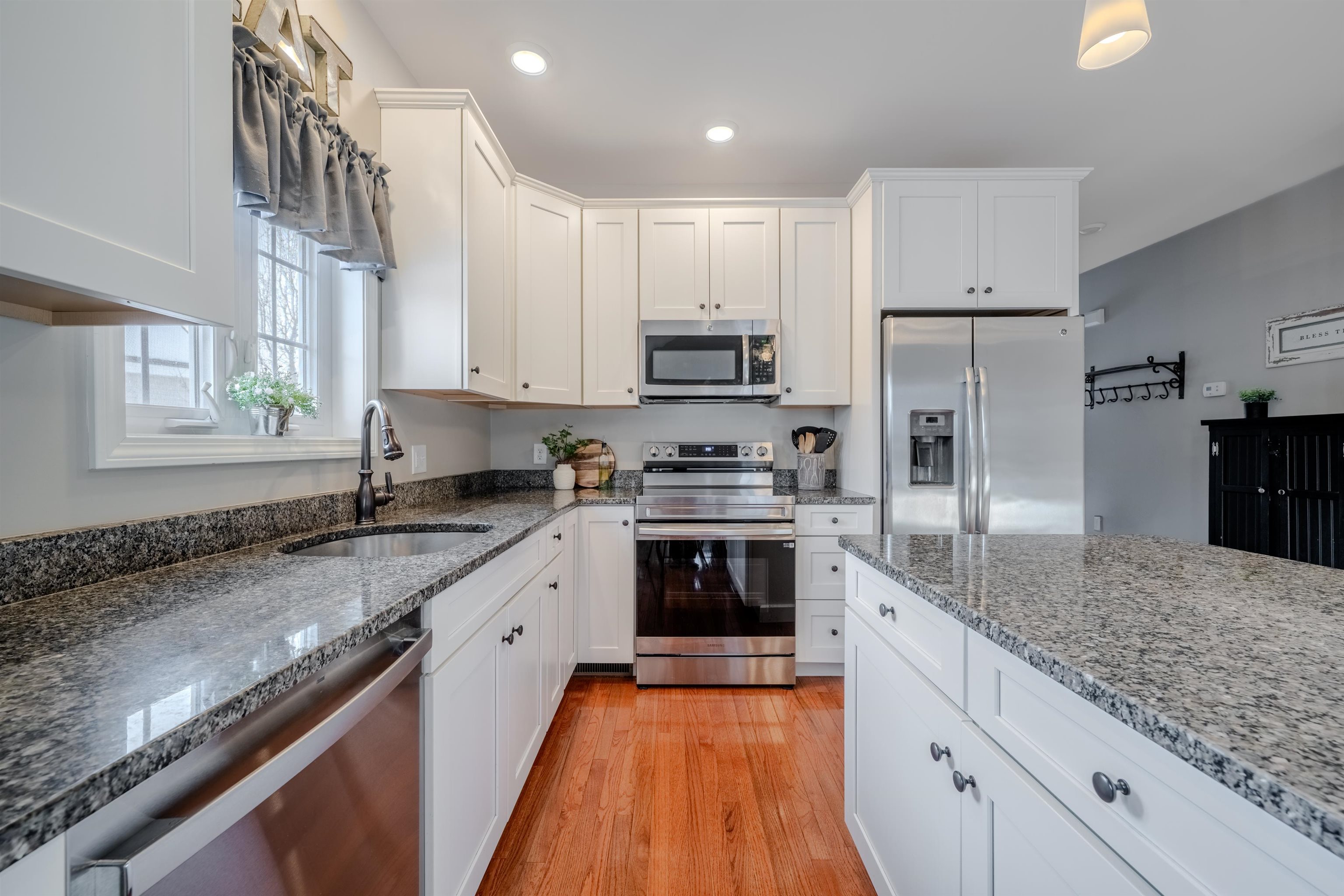 4 Crown Point Circle Merrimack, NH 03054 - Photo 6 of 59