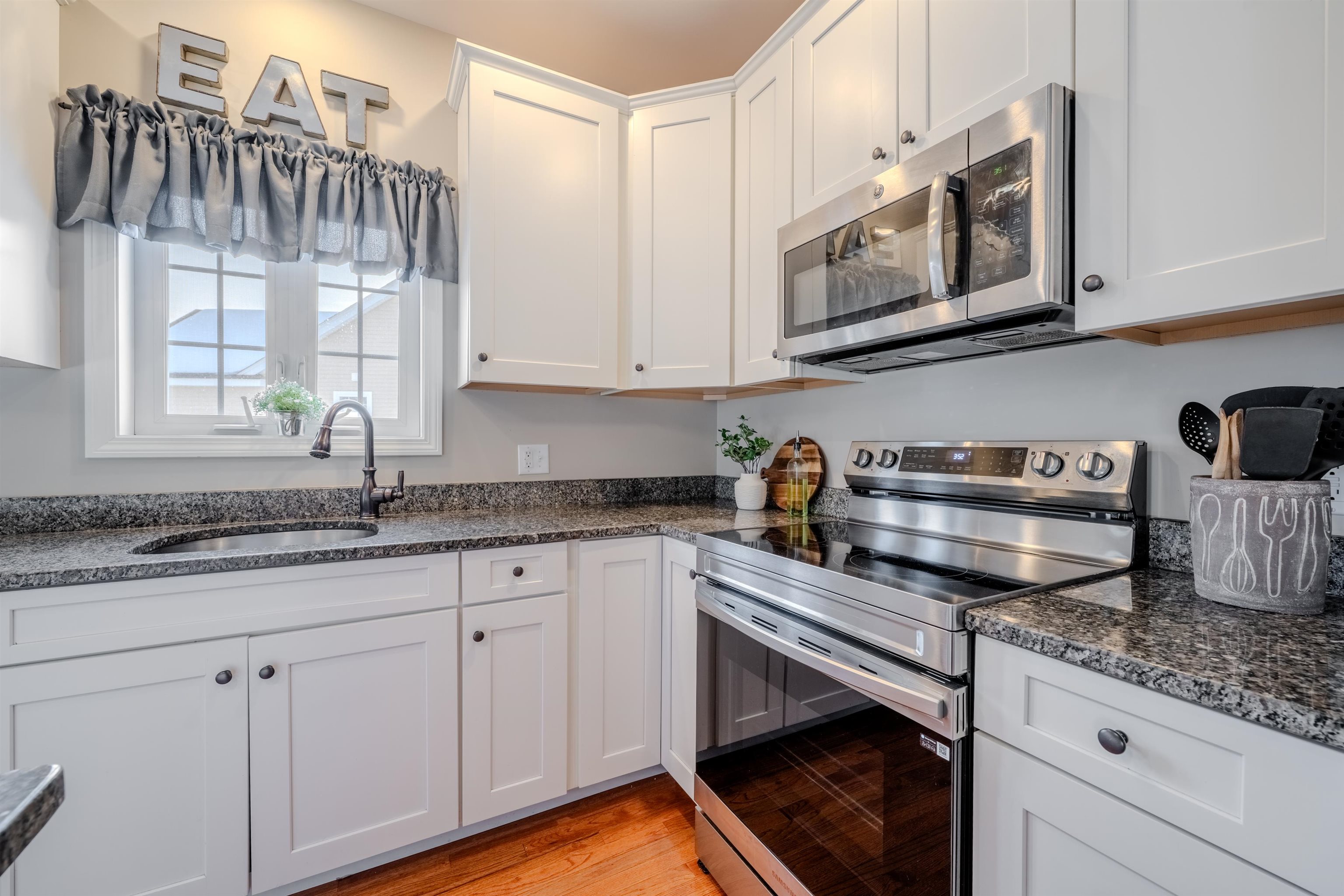 4 Crown Point Circle Merrimack, NH 03054 - Photo 7 of 59