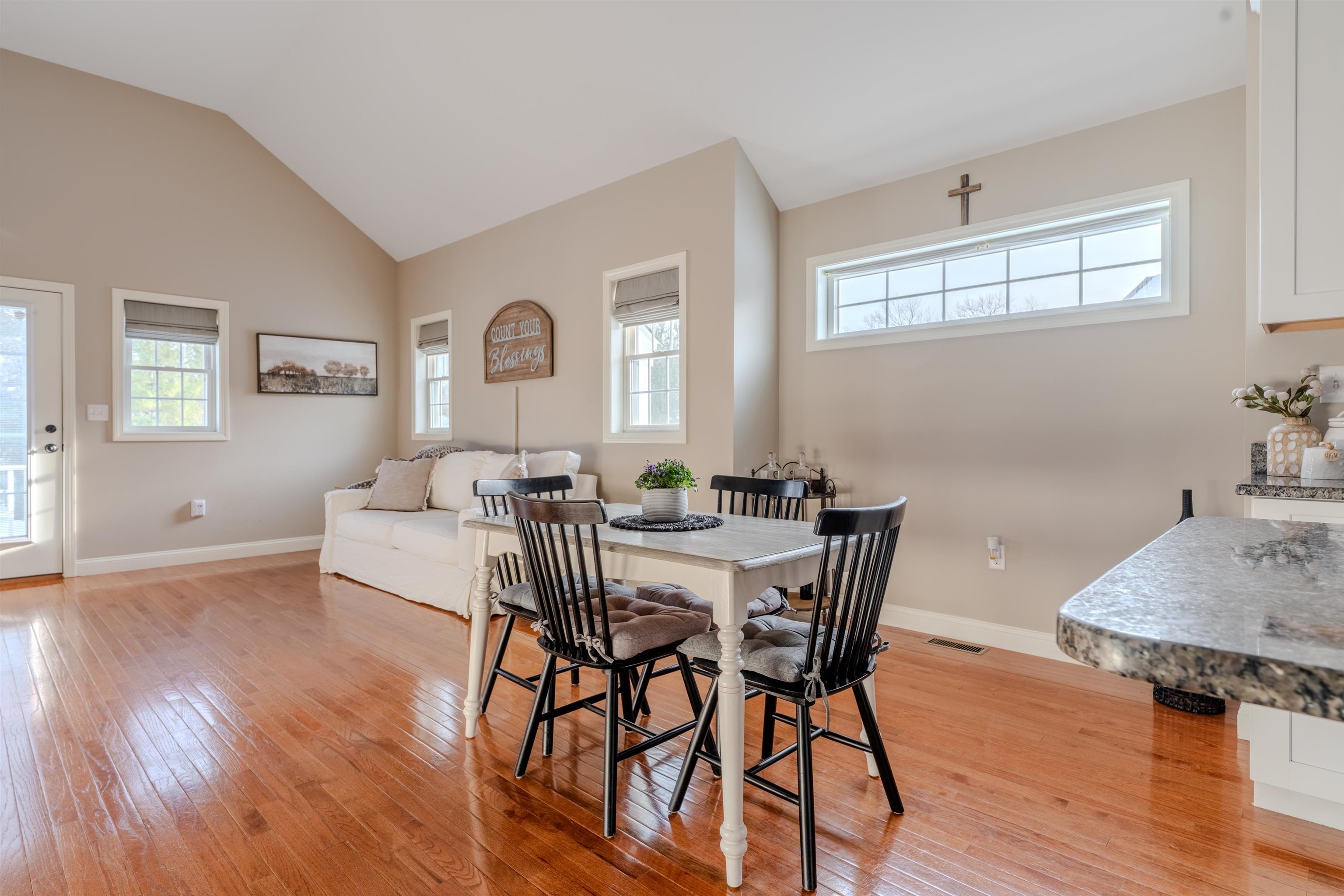 4 Crown Point Circle Merrimack, NH 03054 - Photo 9 of 59