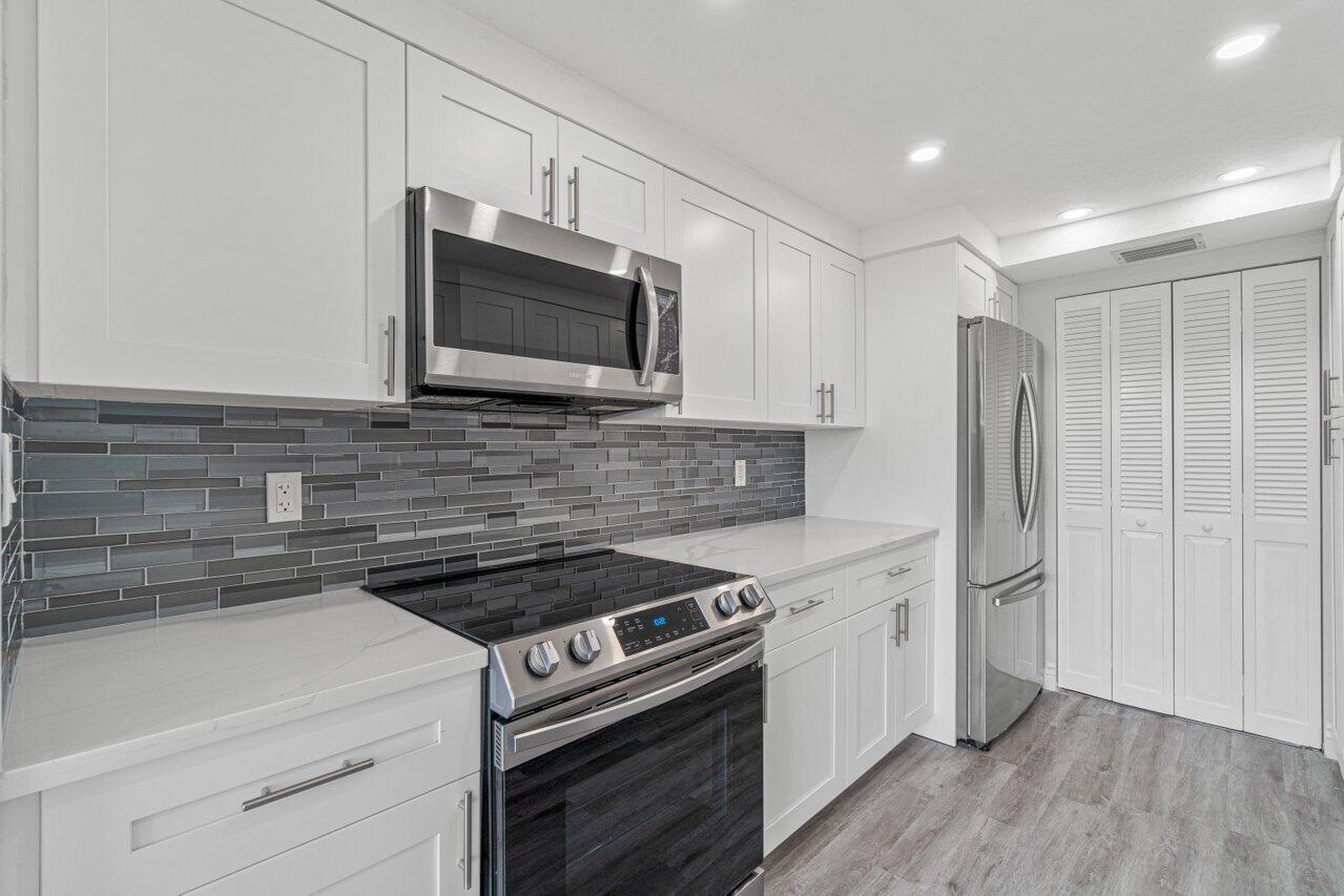 859 Jeffery Street, Unit 609 Boca Raton, FL 33487 - Photo 5 of 34 kitchen