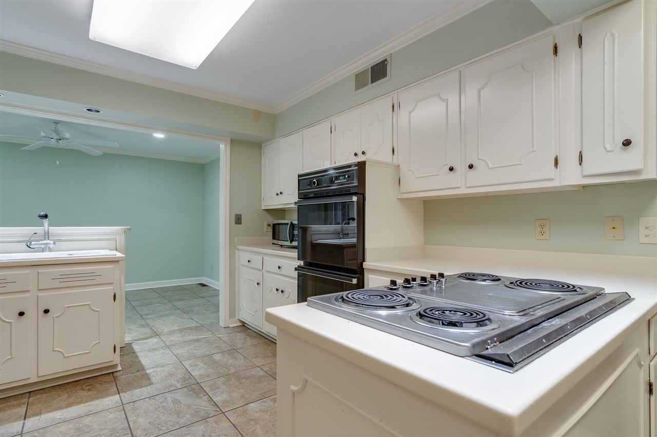 4515 Aldersgate Road, Unit 2 Memphis, TN 38117 - Photo 13 of 25 a kitchen with a stove and a refrigerator