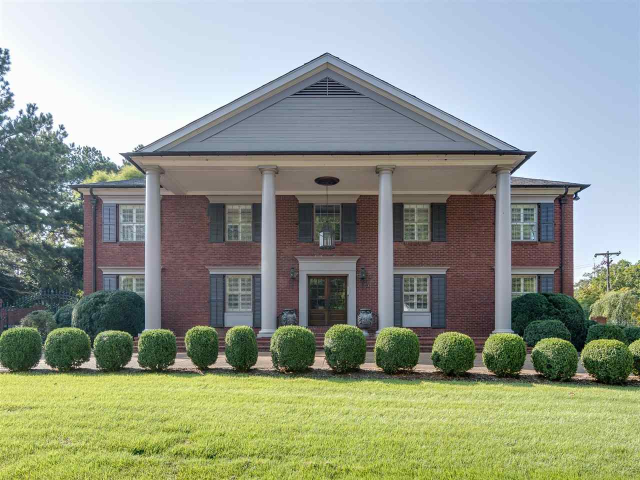 4515 Aldersgate Road, Unit 2 Memphis, TN 38117 - Photo 3 of 25 a view of a brick house with a yard