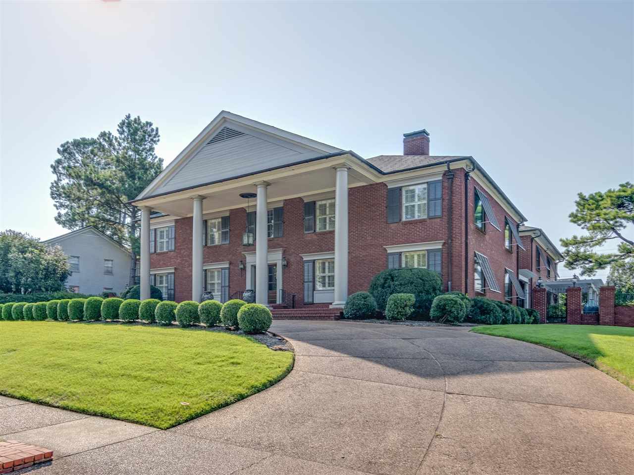 4515 Aldersgate Road, Unit 2 Memphis, TN 38117 - Photo 4 of 25 a front view of house with yard and green space