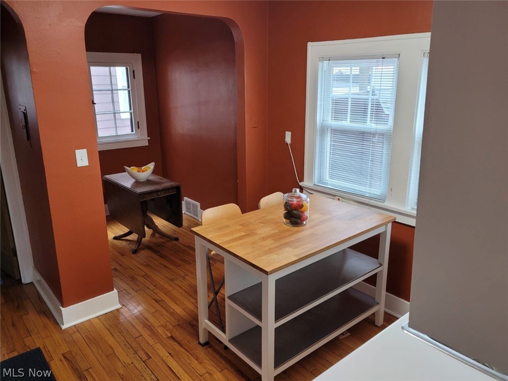 3218 Berkeley Road Cleveland, OH 44118 - Photo 11 of 35 Kitchen and breakfast nook.