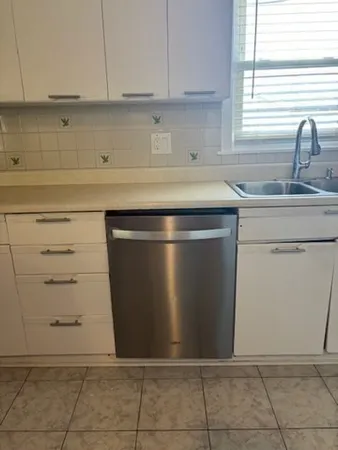 $2,000 | 193 Snell Street, Unit 2, Fall River, MA 02721