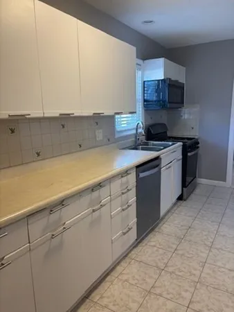 $2,000 | 193 Snell Street, Unit 2, Fall River, MA 02721