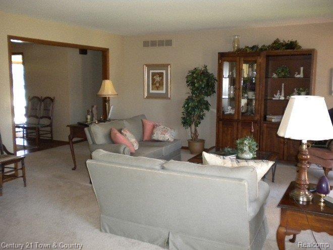 1198 Greenleaf Drive Rochester, MI 48309 - Photo 15 of 25 Great Room 4.jpg
