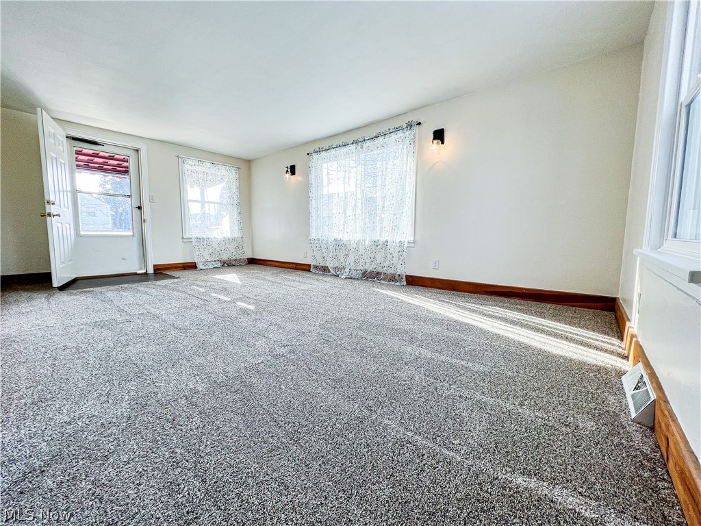 554 Canton Road Steubenville, OH 43953 - Photo 5 of 31 Living Room