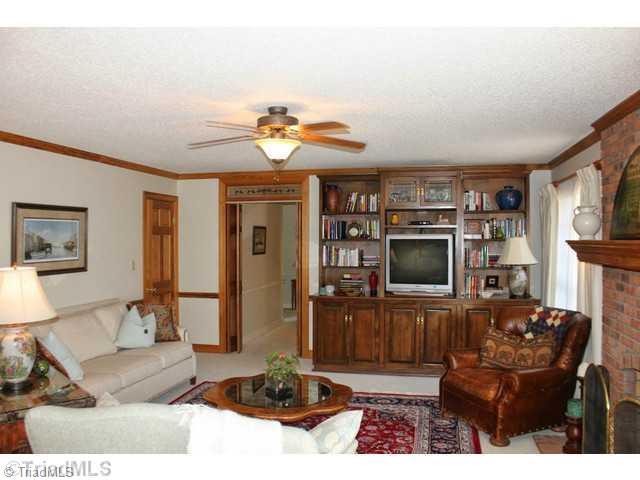 1395 South Union Grove Road Lexington, NC 27295 - Photo 2 of 16 Living Room.