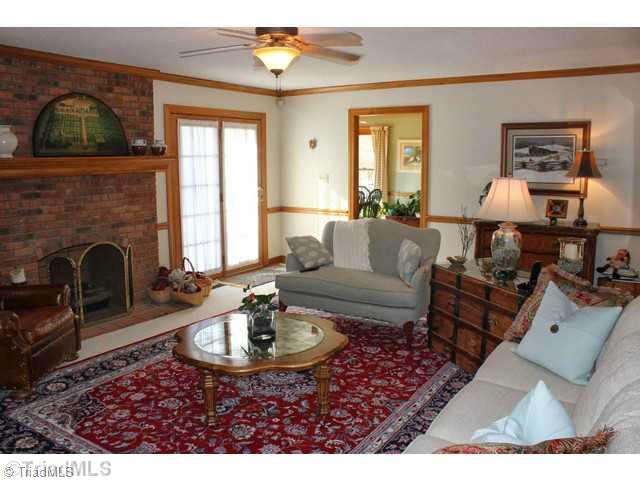 1395 South Union Grove Road Lexington, NC 27295 - Photo 3 of 16 Living Room.