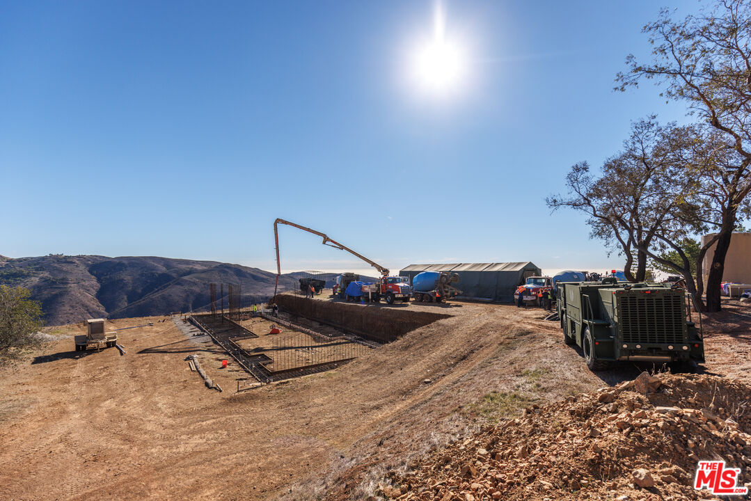 9950 Cotharin Road Malibu, CA 90265 - Photo 13 of 48 a bed room with two bed and a couch