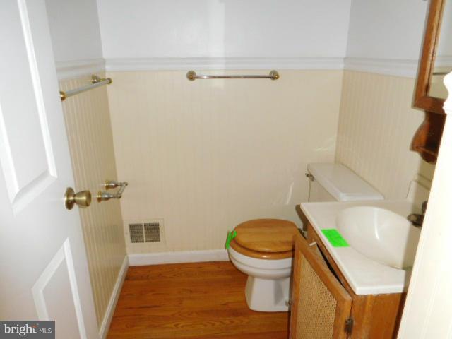 21913 Foxlair Road Gaithersburg, MD 20882 - Photo 7 of 21 Bath
