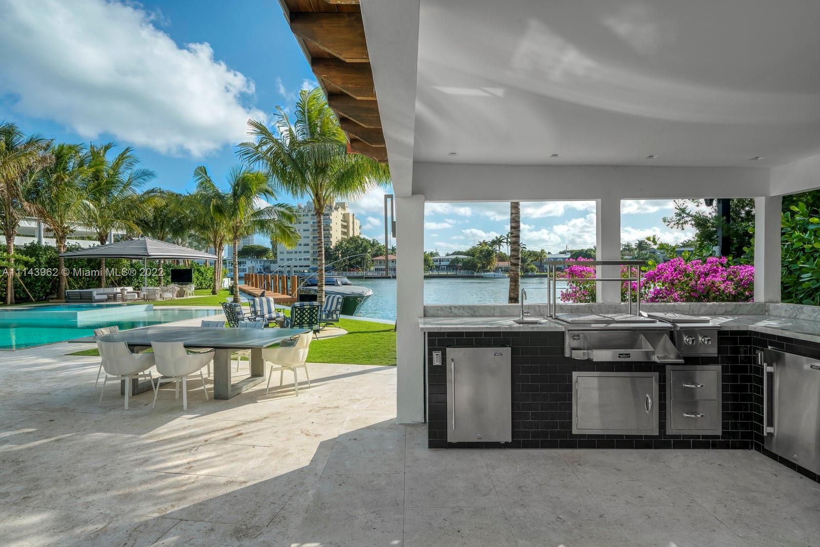 554 Lakeview Drive Miami Beach, FL 33140 - Photo 13 of 20 a view of an outdoor kitchen and a backyard