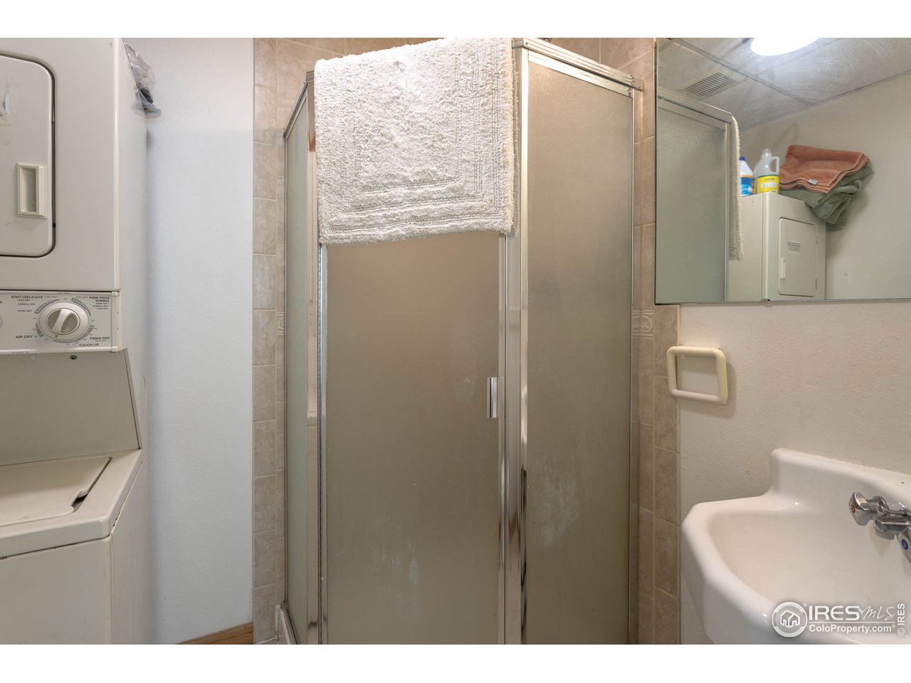 1450 High Street Boulder, CO 80304 - Photo 23 of 25 a bathroom with a sink and mirror