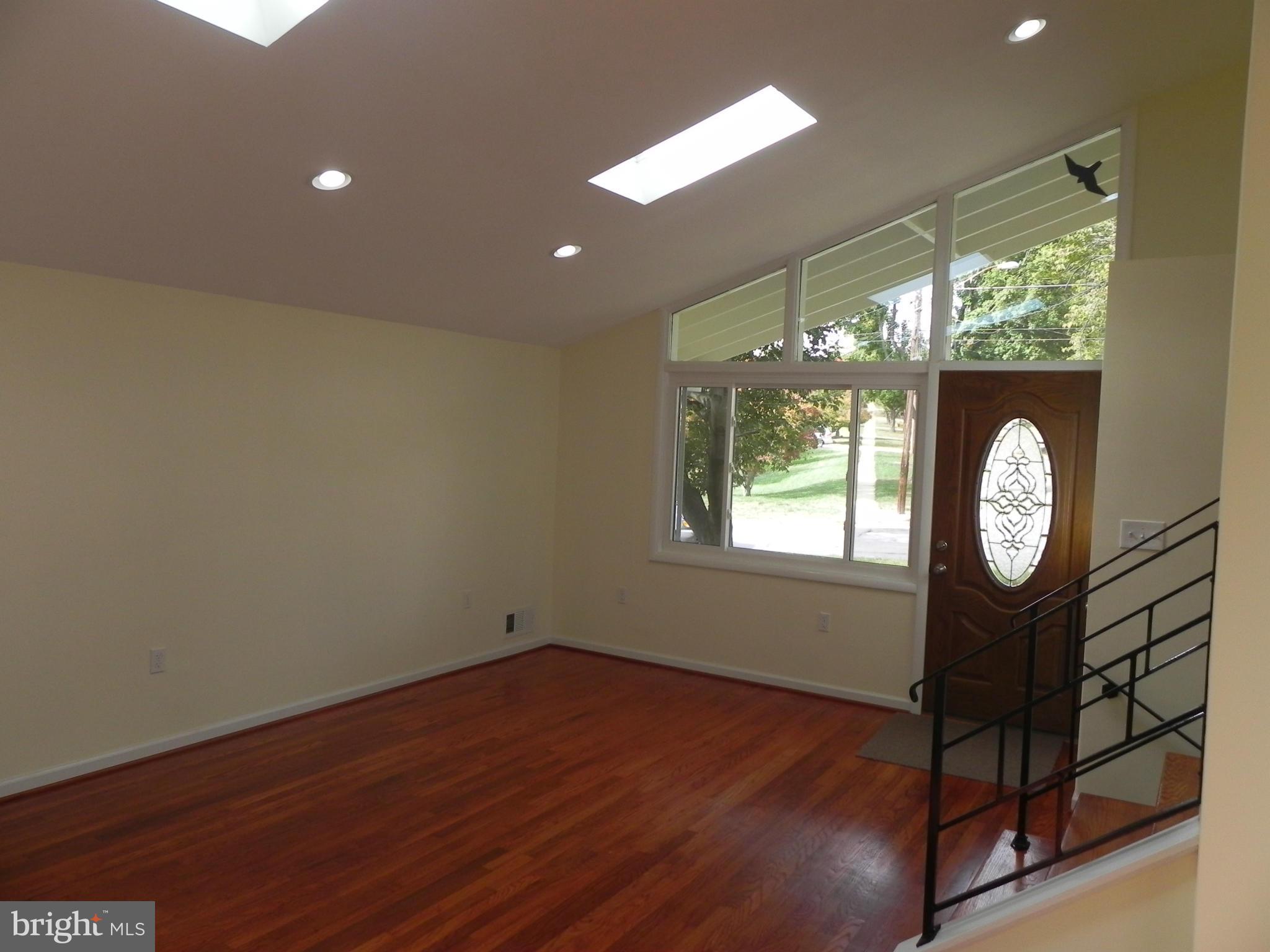 4006 Highview Drive Silver Spring, MD 20906 - Photo 5 of 30 Living Room