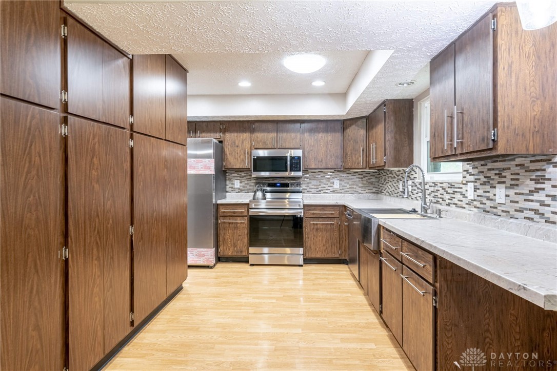 1255 East Westbrook Road Clayton, OH 45415 - Photo 7 of 34