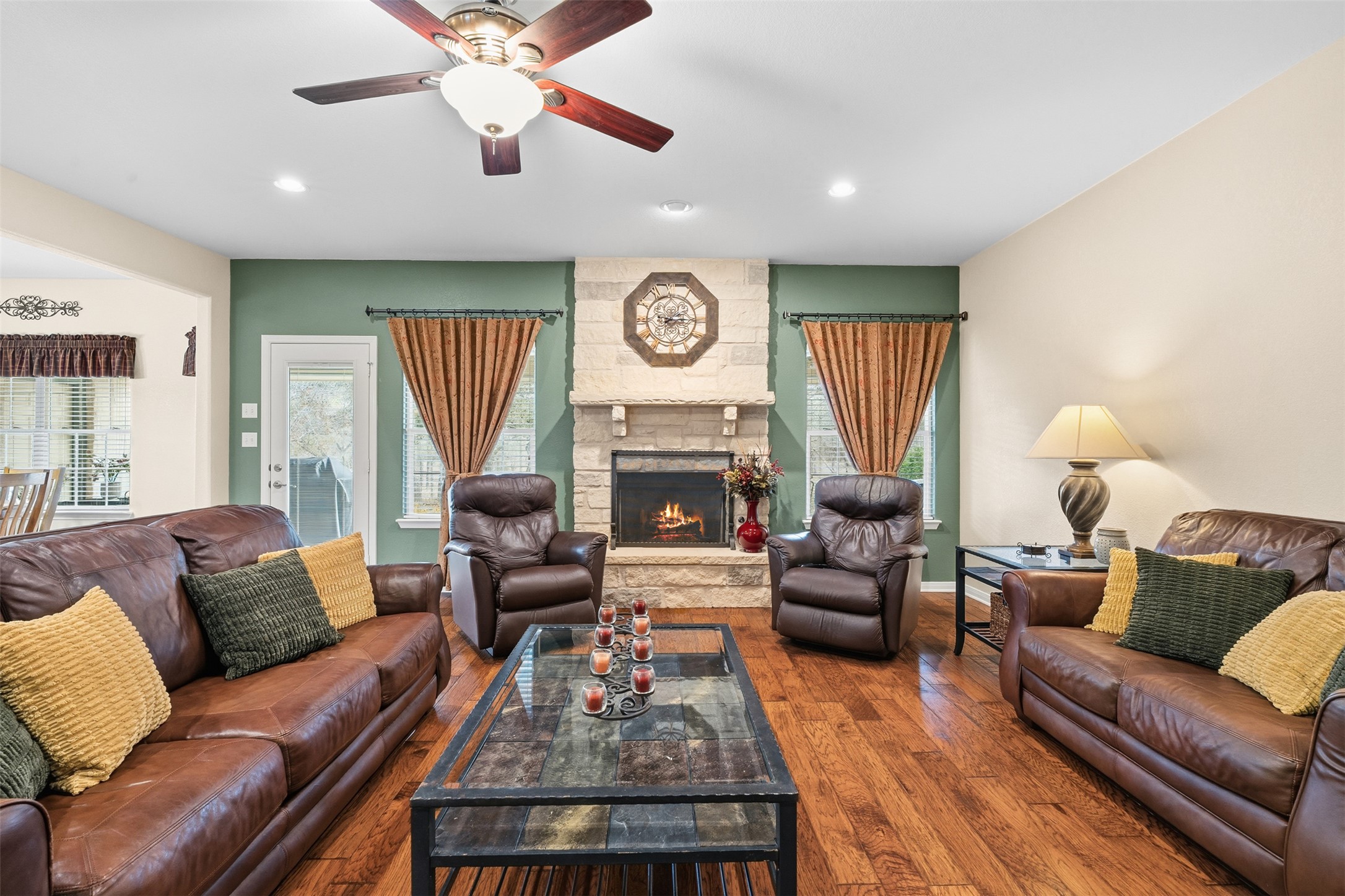 420 Rundberg Drive Jarrell, TX 76537 - Photo 5 of 28 Living area
