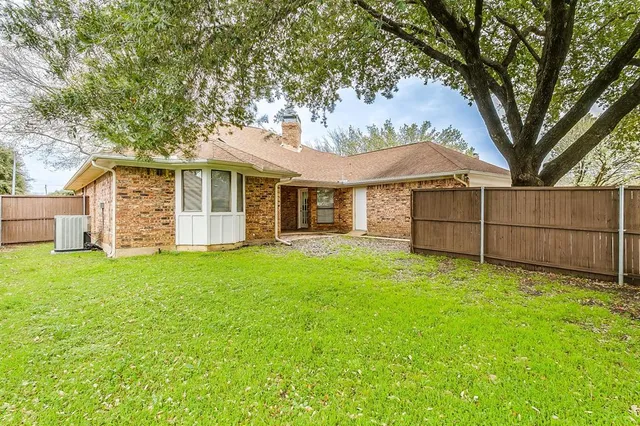 a view of a house with a backyard