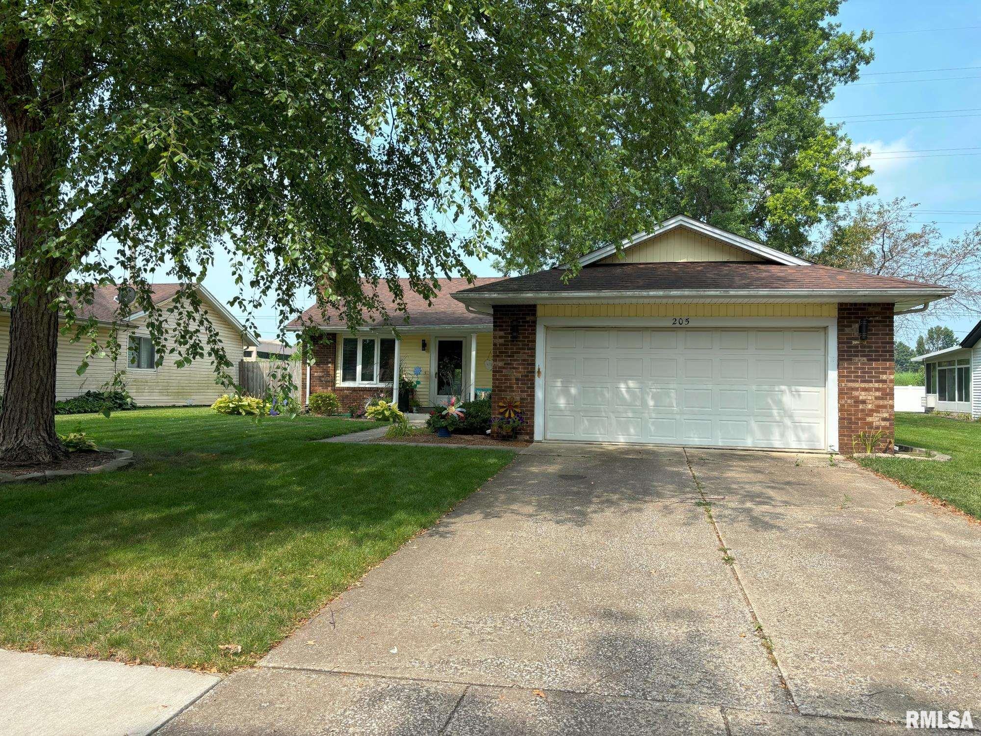 205 Bristol Road Springfield, IL 62702 - Photo 2 of 17