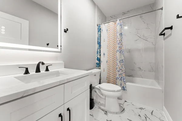 $3,877 | 7428 North Rogers Avenue, Unit 1E, Chicago, IL 60626