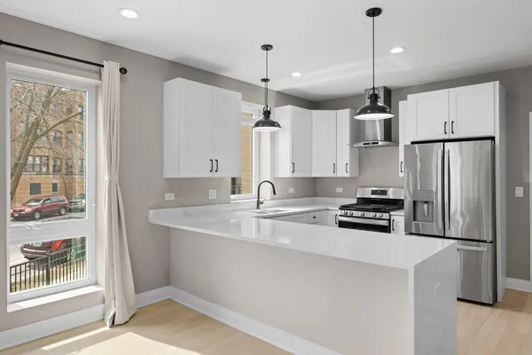 $3,877 | 7428 North Rogers Avenue, Unit 1E, Chicago, IL 60626