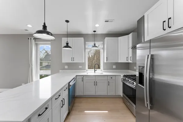 $3,877 | 7428 North Rogers Avenue, Unit 1E, Chicago, IL 60626