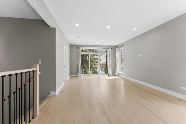 $3,877 | 7428 North Rogers Avenue, Unit 1E, Chicago, IL 60626