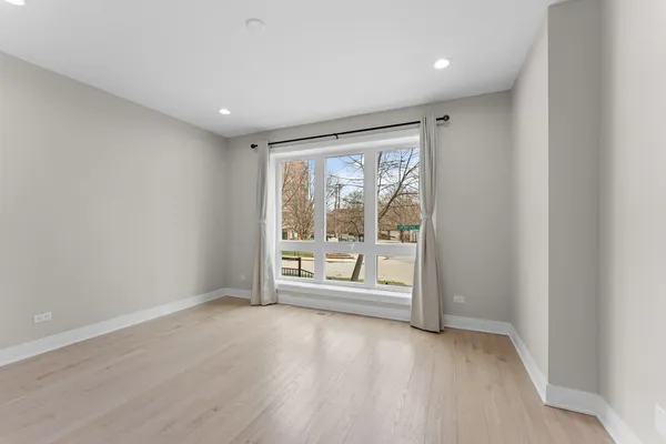 $3,877 | 7428 North Rogers Avenue, Unit 1E, Chicago, IL 60626