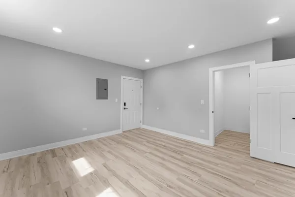 $3,877 | 7428 North Rogers Avenue, Unit 1E, Chicago, IL 60626