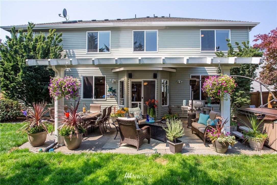 22421 6th Place West Bothell, WA 98021 - Photo 40 of 40 a view of a chairs and tables in the patio