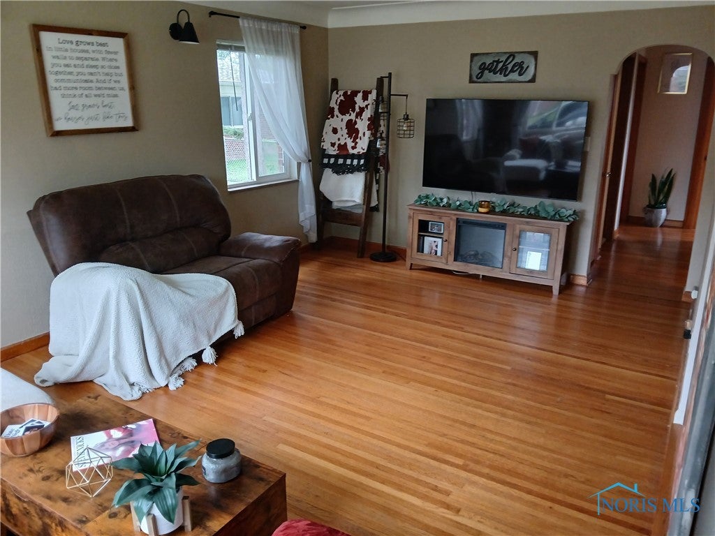 848 Athens Road Oregon, OH 43616 - Photo 10 of 41 Living room