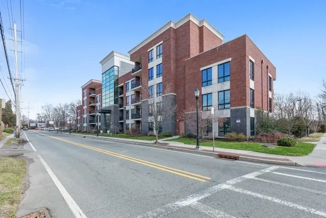 $3,250 | 17 Meadow Road, Unit 407, Rutherford, NJ 07070