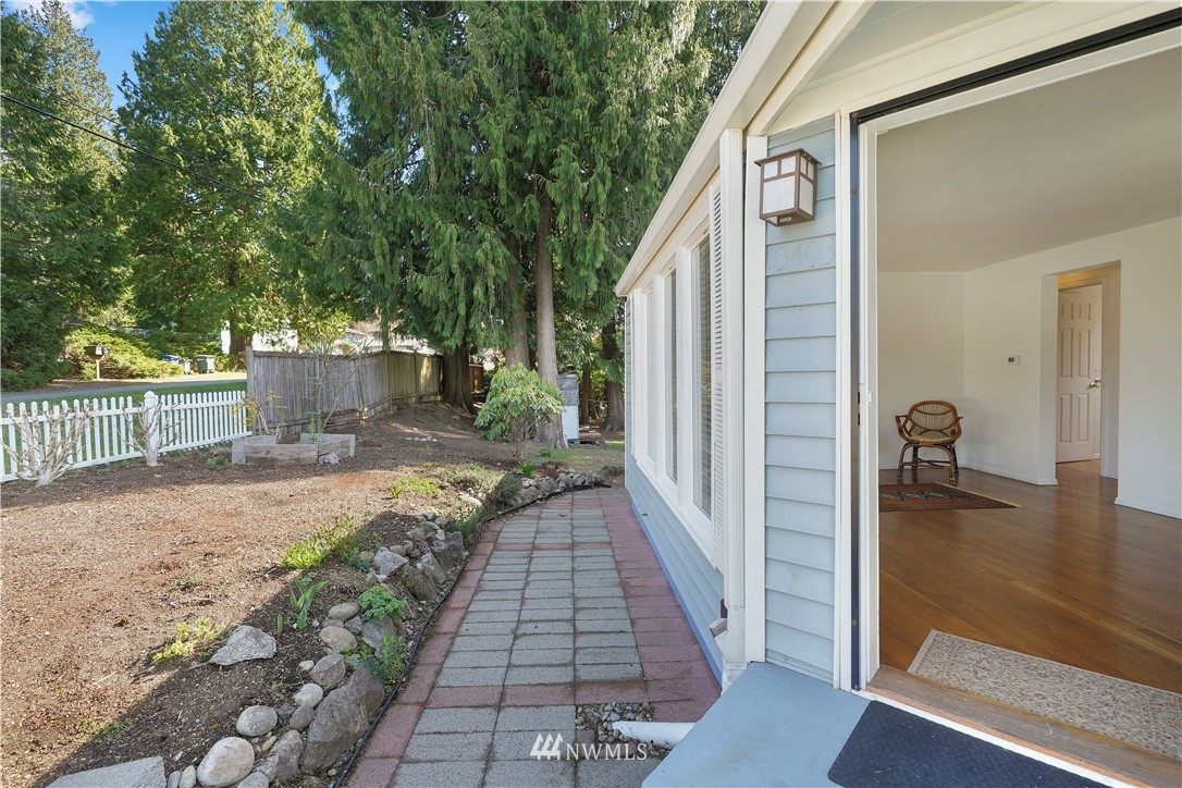 10403 Northeast 189th Street Bothell, WA 98011 - Photo 3 of 23 Gallery Image 3