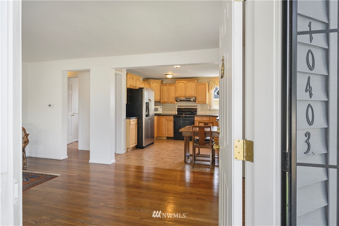 10403 Northeast 189th Street Bothell, WA 98011 - Photo 4 of 23 Gallery Image 4