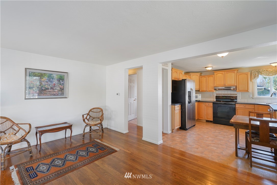 10403 Northeast 189th Street Bothell, WA 98011 - Photo 5 of 23 Gallery Image 5