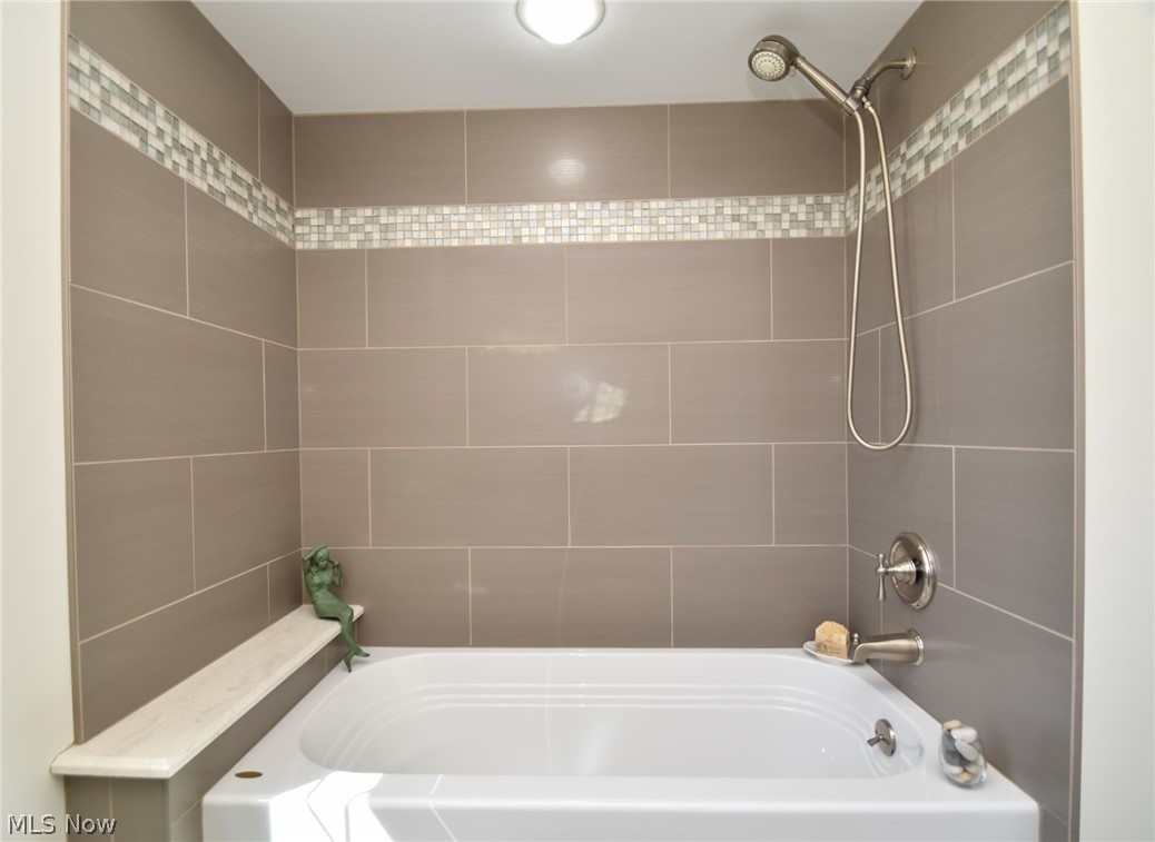 2476 Saybrook Road Cleveland, OH 44118 - Photo 23 of 29 Full Bath