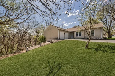 $330,000 | 10781 Oakmont Street, Overland Park, KS 66210