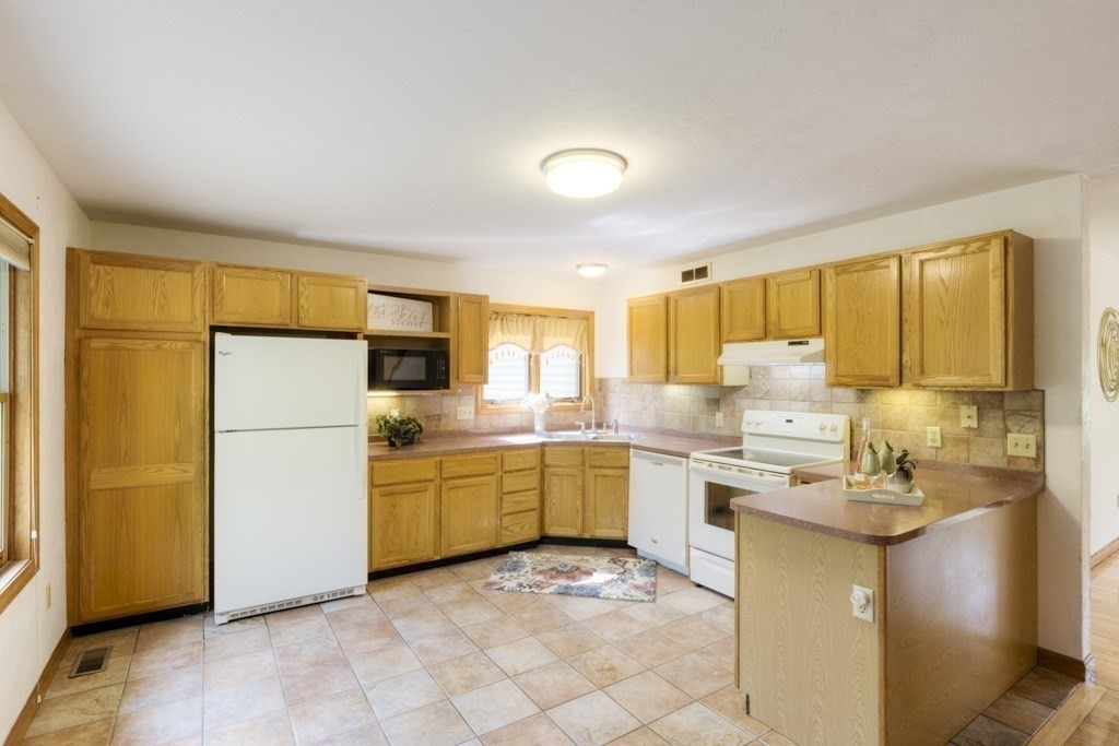 272 Paxton Road Holden, MA 01520 - Photo 9 of 42 Gallery Image 9