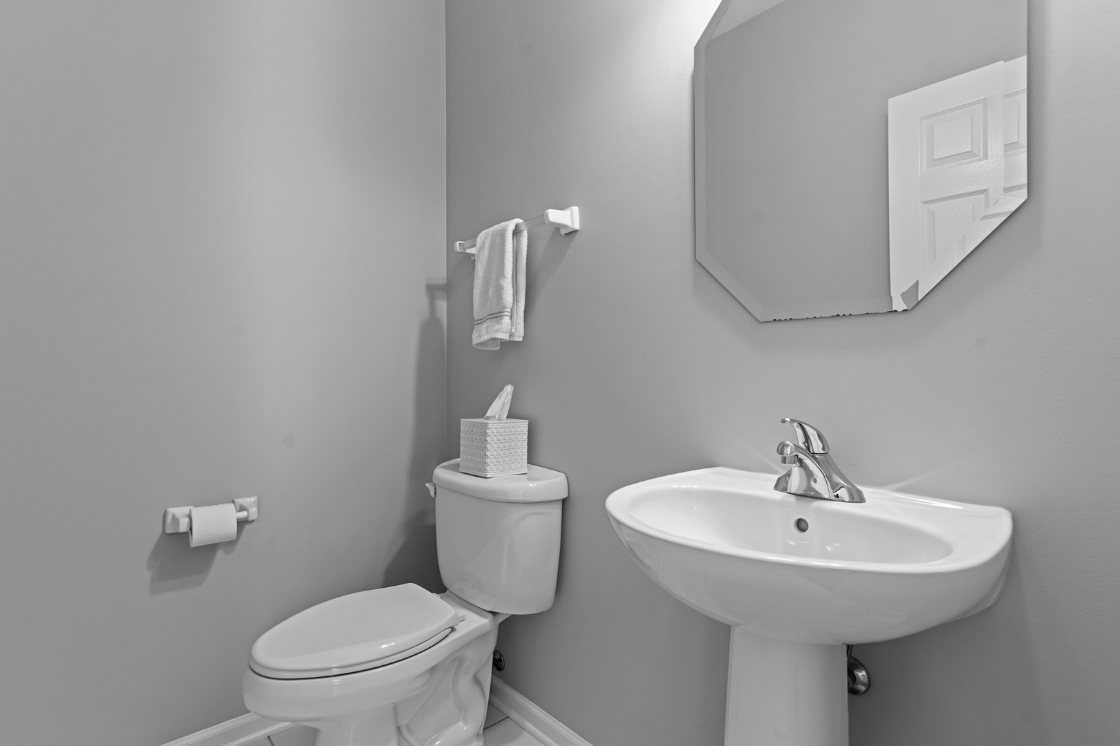 4319 Exeter Lane Northbrook, IL 60062 - Photo 13 of 24 a bathroom with a toilet a sink and mirror