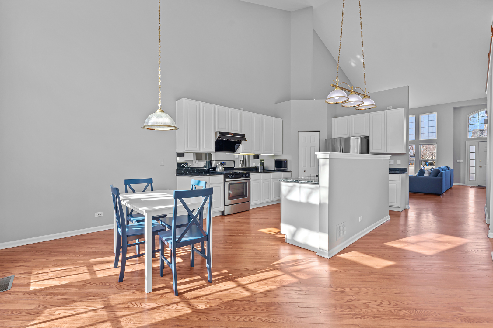 4319 Exeter Lane Northbrook, IL 60062 - Photo 7 of 24 a living room with furniture and kitchen view