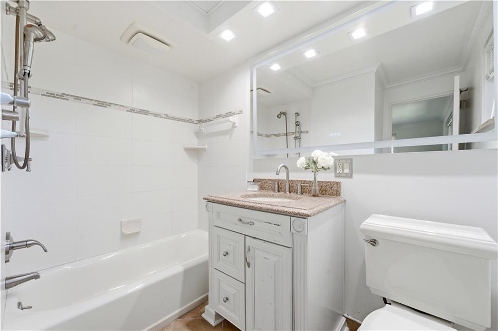 998 Jefferson Heights Road Pittsburgh, PA 15235 - Photo 15 of 26 Primary en-suite bath