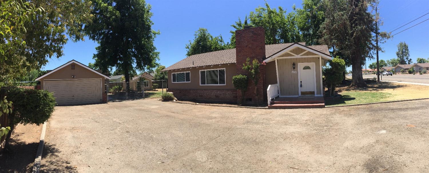 593 Manning Avenue Reedley, CA 93654 - Photo 2 of 18