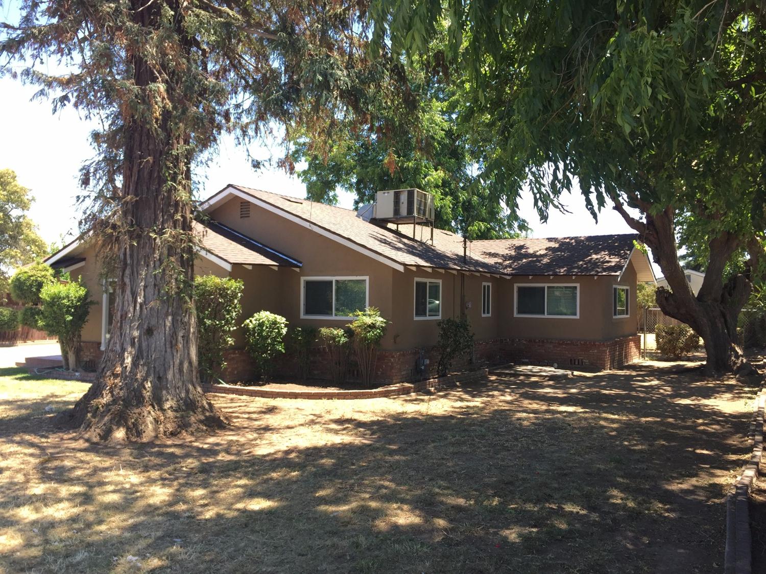 593 Manning Avenue Reedley, CA 93654 - Photo 3 of 18